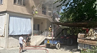 Hatay Erzin'de 2 katlı evde çıkan yangın can kaybı olmadan kontrol altına alındı