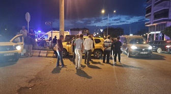 Iğdır'da kavşakta iki ticari araç kafa kafaya çarpıştı, 1 sürücü yaralandı