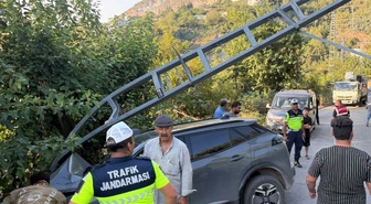 İskenderun'da kontrolden çıkan otomobil elektrik direğine çarptı, sürücü yaralandı
