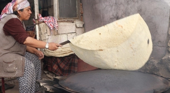 Kahramanmaraş Andırın'da kadınlar kışlık için imece usulü yufka ekmek yapıyor