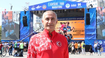 Karadağ, Erciyes'te atletizm pistinin tartan dökümünün 10-15 günde biteceğini söyledi