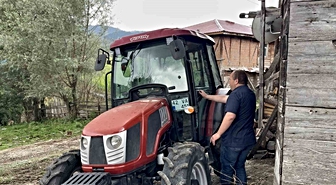 Kastamonu İhsangazi'de doğuştan görme engelli çiftçi traktör sürüyor ve odun kırıyor