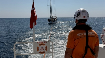 Kıyı Emniyeti ekipleri, Fethiye açıklarında sürüklenen teknedeki 4 kişiyi kurtardı