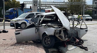 Konya Karatay'da otomobiller çarpıştı; Tofaş hurdaya döndü, 3'ü ağır 4 kişi yaralandı