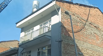 Malatya Battalgazi'de iki katlı binanın çatısındaki yangın 1 saatte söndürüldü