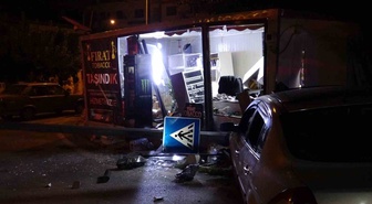 Malatya'da kontrolden çıkan otomobil konteyner iş yerlerine daldı, 1 esnaf yaralandı