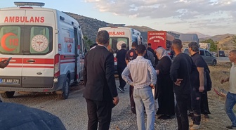 Malatya Doğanşehir'de tır otomobile çarptı, kazada 5 kişi yaralandı