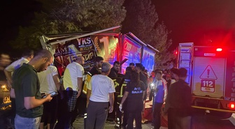 Mardin Artuklu'da otomobil reklam panosuna çarptı, 3 kişi yaralandı