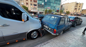 Mersin Mut'ta zincirleme kazada çekici minibüs ve 2 otomobile çarptı, 4 araç hasar gördü