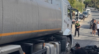 Muğla Bodrum'da su tankeri altına sıkışan motosiklet sürücüsü hastaneye kaldırıldı