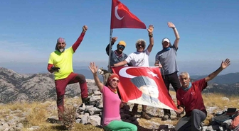 Muğlalı dağcılar Gaziler Günü için 1745 rakımlı Ayıçtu Zirvesi'ne Türk bayrağı çekti