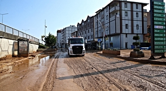 Rize İyidere'de ilk tespitlere göre 12 araç ve 21 iş yeri zarar gördü