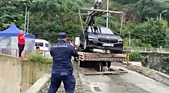 Rize Pazar'da kafes balıkçılığı eyleminde Ocaklı'nın aracını jandarma vinçle kaldırdı