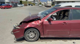 Samsun İlkadım'da otomobil ile hafif ticari araç çarpıştı, 2 kişi yaralandı.