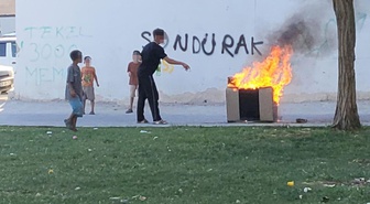 Şanlıurfa'da çocukların ateşe verdikleri koltukla tehlikeli oyunu kamerada