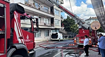 Sarıyer'de iki binanın çatısına sıçrayan yangında bir araç kullanılamaz hale geldi