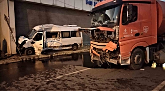 Ümraniye'de sabah İSTAÇ kamyonuyla servis minibüsü çarpıştı, kazada 2 kişi yaralandı