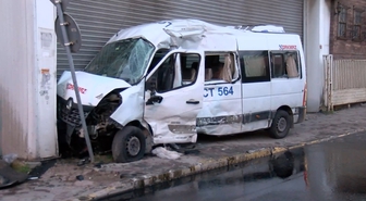 Ümraniye'de servis minibüsü İBB'ye ait atık kamyonuyla çarpıştı, 2 kişi yaralandı