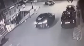 Üsküdar'da otomobile arkadan çarpan motokurye ağır yaralandı, kaza kameraya yansıdı
