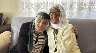 Zonguldak Gökçebey'de iki kız kardeş bir asrı aşkın süredir yaşıyor