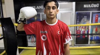 18 yaşındaki muaythaici, ilk kez katıldığı dünya şampiyonasında altın madalya kazandı