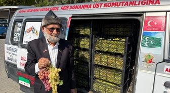 76 yaşındaki Elmacı Dede, Aydın Söke'deki 51. Komando Tugayı'na üzüm teslim etti