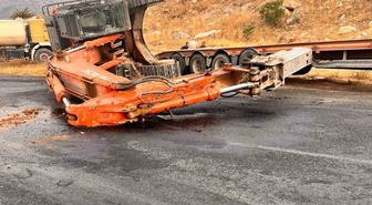 Adıyaman Kahta'da tırdan kayarak yola devrilen paletli kepçe trafiği kesti