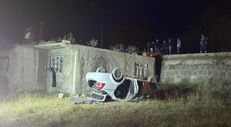 Ağrı'da otomobil çatıdan şarampole devrildi, sürücü yaralandı