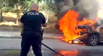 Avcılar'da yanan otomobil, yunus polisinin tüp ve su tankeri müdahalesiyle söndürüldü