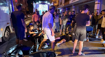 Aydın Efeler'de kamyonetle çarpışan motosikletteki yaralı 2 kişi hastaneye kaldırıldı