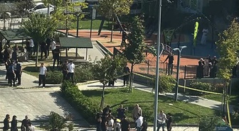 Başakşehir’de iki kişi sokak ortasında silahlı saldırıya uğradı. Olay yerine çok sayıda polis ekibi ve sağlık ekipleri sevk edildi. Yaralılar sağlık ekiplerinin ilk müdahalesinin ardından hastaneye kaldırıldı.