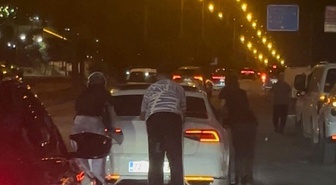 Batman'da 1'i kadın 3 kişi otomobile tutunup patenle akan trafiği hiçe saydı