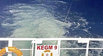 Çanakkale Boğazı'nda arıza yapan tekne, 3 kişiyle Lapseki'ye yedeklendi