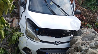 Çınarcık Teşvikiye'de otomobil köprüden dereye düştü, yaralılar kurtarıldı