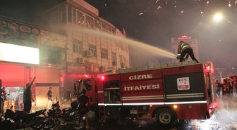 Cizre'de Amed Sportif kutlamasında yangın 3 iş yeri ve aracı sardı, itfaiye eri yaralandı