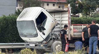 D-100'de kamyonun kupa bölümünde çıkan yangını vatandaşlar tüplerle söndürdü