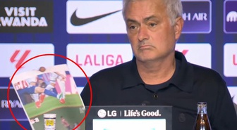 Derbiyi kaybeden Mourinho çıldırdı! Basın toplantısına elinde fotoğraflarla geldi