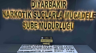 Diyarbakır'da midelerinde toplam 1420 gram metamfetamin taşıyan 2 kişi tutuklandı