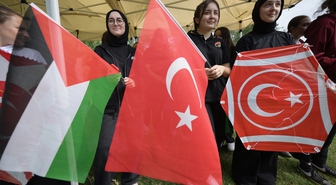 Düzce Gölyaka'da öğrenciler, Gazze'deki çocuklar için uçurtmaları gökyüzüne bıraktı
