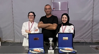 Düzce Üniversitesi öğrencileri Bursa Gastronomi Festivali'nde gümüş madalya kazandı.