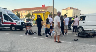 Edirne Keşan'da otomobille çarpışan motosikletin kaza anı kamerada, 2 kişi yaralandı