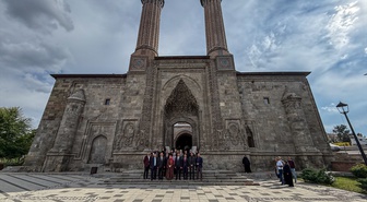 Erzurum'daki tarihi Çifte Minareli Medrese'de 31 sanatçının 56 eseri sergileniyor