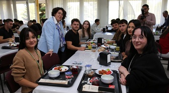 ESOGÜ Rektörü Gümüşsoy, ilk öğle yemeğinde öğrencilerle aynı sofrayı paylaştı.