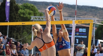 Foça'da 18 Yaş Altı Plaj Voleybolu Şampiyonası'nda Hollanda ve Avusturya şampiyon oldu