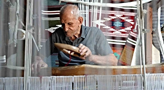 Gaziantep'te 84 yaşındaki kilim ustası, 3 metrekarelik dükkanda tezgahını bırakmıyor