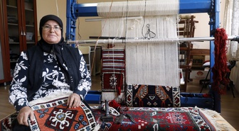 Halı dokumacılığını 8 yaşında öğrenen Ayşe Taç, 61 yaşında yeni nesillere öğretiyor