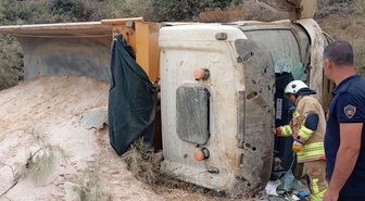 Hatay Belen'de kum yüklü hafriyat kamyonu devrildi, sürücü yaralandı