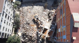 İstanbul Küçükçekmece'de yıkımda iş makinesine moloz devrildi, operatör kurtuldu