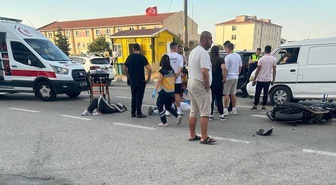 Keşan'da motosiklet ile otomobil çarpıştı, motosiklet sürücüsü ve yolcu yaralandı