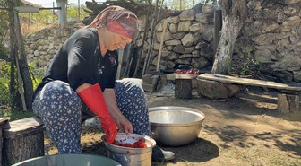 Kırklareli Vize'de 75 yaşındaki Rukiye Dündar kışlık salça tarifini paylaştı